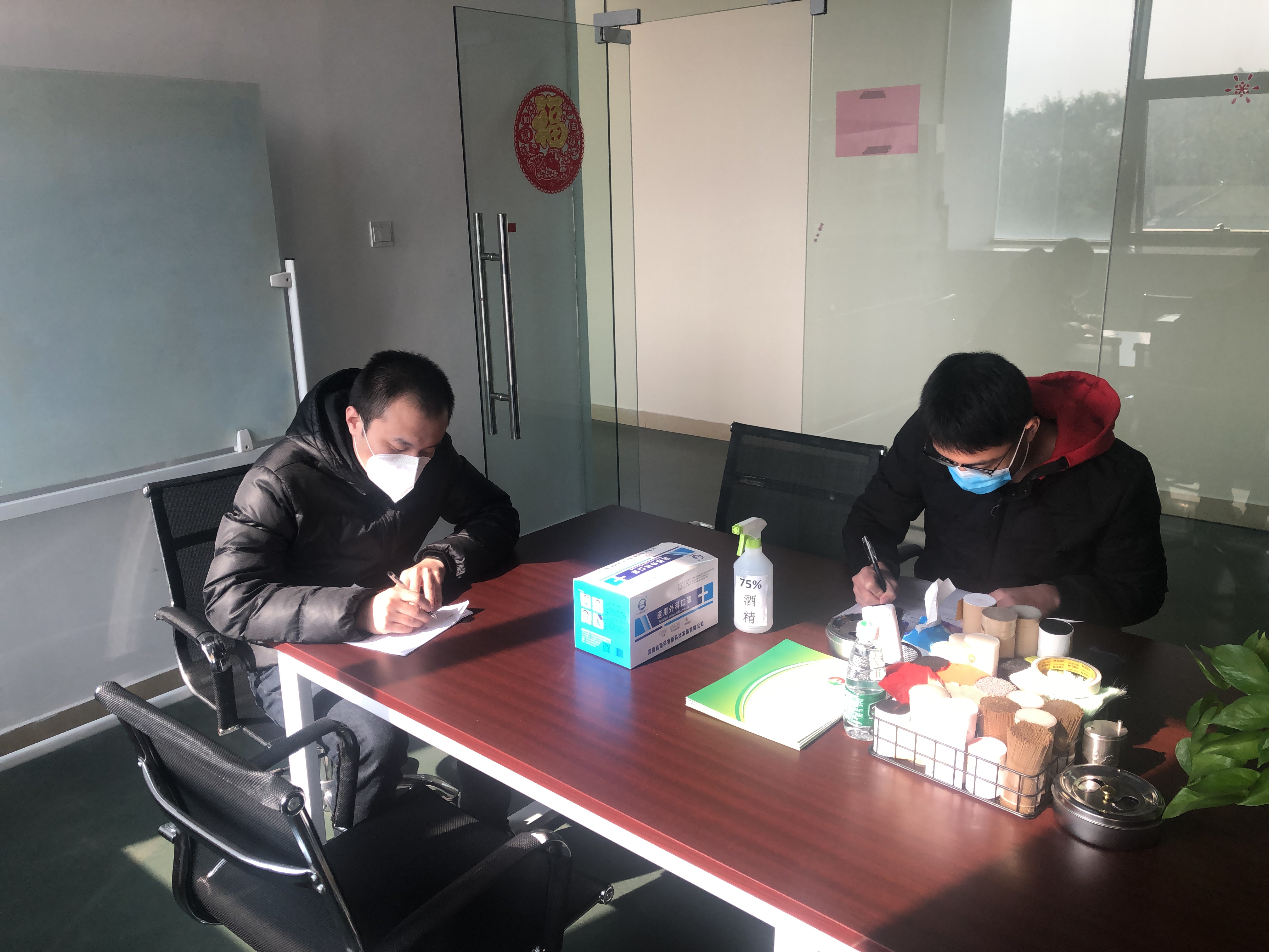 發放口罩，填寫登記表